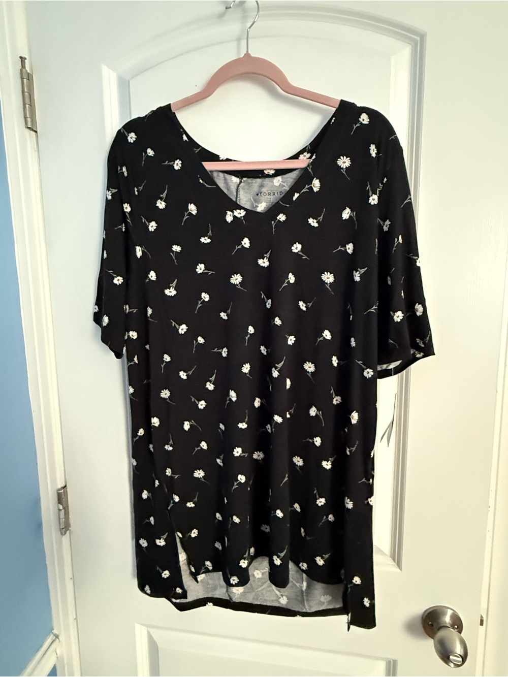 torrid NWT Black Daisy V-Neck Tunic Split Hem